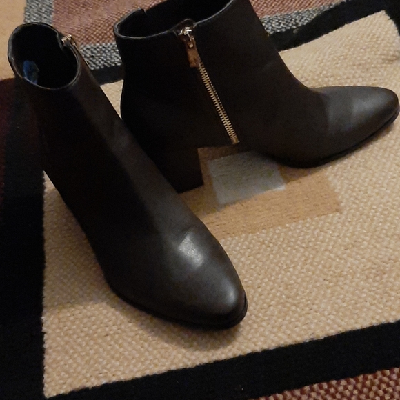 Shoes - Picture 2 of 4